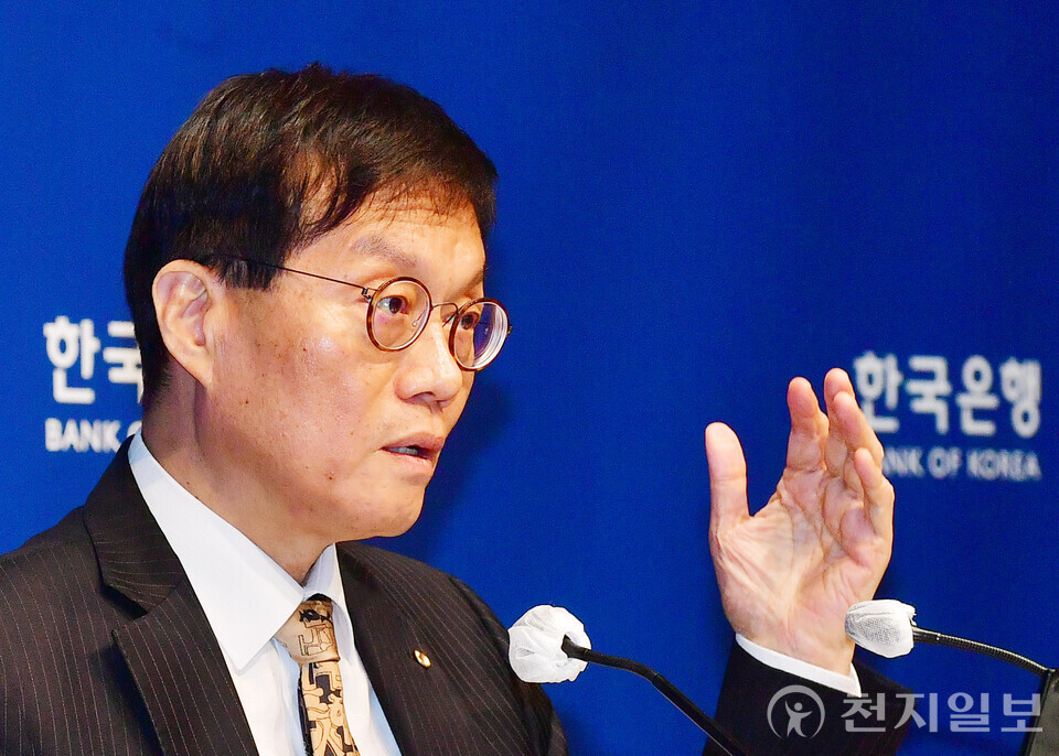 [천지일보=남승우 기자] 이창용 한국은행 총재가 23일 서울 중구 한국은행에서 금융통화위원회 본회의를 마친 뒤 기자간담회를 하고 있다. 한은 금통위는 통화정책방향 회의에서 기준금리 수준을 현재의 연 2.50%로 유지하기로 했다. 이는 지난 7월과 8월에 이은 3연속 동결이다. (사진공동취재단) ⓒ천지일보 2025.10.23.