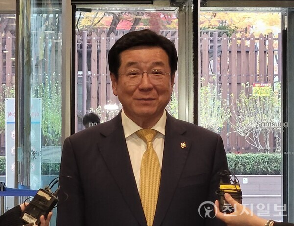 [천지일보=김정필 기자] 이찬희 삼성 준법감시위원회(준감위) 위원장이 25일 오후 서울 서초구 삼성생명 사옥에서 열린 준감위 정례회의에 참석하면서 취재진의 질문에 답하고 있다. ⓒ천지일보 2025.11.25.