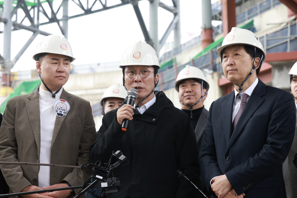 김민석 국무총리는 25일 도붕구 창동 소재 서울 아레나 건립 현장을 방문해 공연 인프라 확충이 문화정책을 넘어 산업 전략 차원임을 강조하며, 수도권 대형 공연장 추가 조성을 검토하겠다고 밝혔다. (제공: 국무총리실)