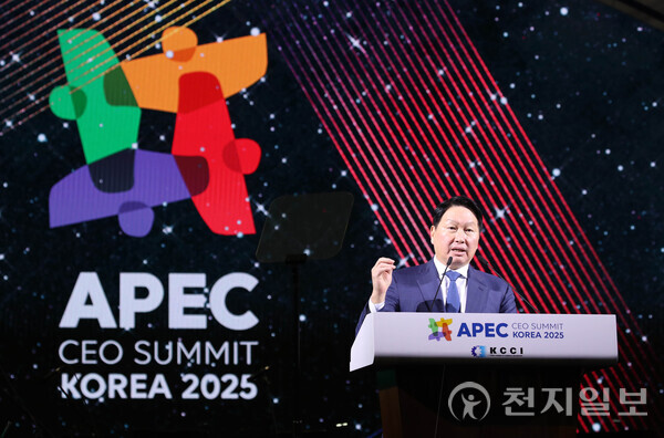 최태원 대한상공회의소 회장이 28일 저녁 경주 화랑마을 어울마당에서 열린 ‘2025 APEC CEO 서밋’ 환영만찬에서 개회사를 하고 있다. (제공: 대한상공회의소) ⓒ천지일보 2025.10.28.