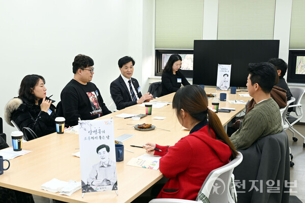 안병규 밀양시장이 지역 청년예술인들과 간담회를 갖고 의견을 청취하고 있다. (제공: 밀양시청)ⓒ천지일보 2025.11.25.