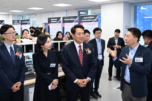 서울시가 25일 ‘산업 AX 혁신센터’와 ‘AI 대학원 협의체’를 출범시켜 중소기업의 인공지능 전환을 본격 지원하기로 했다. 오세훈 시장이 같은 날, AX 혁신센터 출범식에 참석해 AX 스타트업 전시물을 살펴보며 보고받고 있다. (제공: 서울시)
