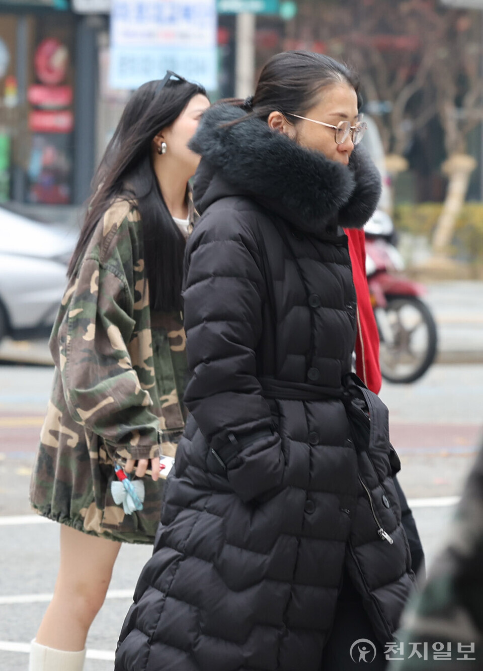 [천지일보=남승우 기자] 쌀쌀한 가을 날씨를 보인 25일 서울 시내의 거리에서 두꺼운 외투를 입은 시민들이 발걸음을 옮기고 있다. ⓒ천지일보 2025.11.25.