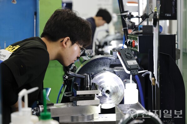 광주시교육청이 추진 중인 직업계고 육성 정책이 가시적인 성과를 내고 있다. 사진은 실무교육에 임하는 학생들 모습. (제공: 광주시교육청) ⓒ천지일보DB