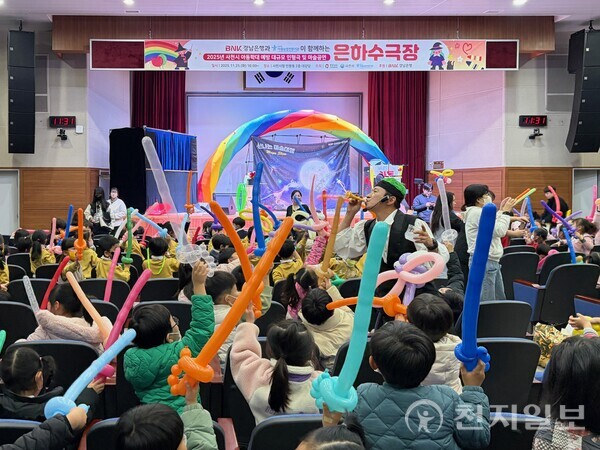 경남 사천시가 25일 아동학대예방을 위해 아이들을 대상으로 인형극을 진행했다. 사진은 아동학대 예방 인형극 현장 모습. (제공: 사천시청) ⓒ천지일보 2025.11.25.