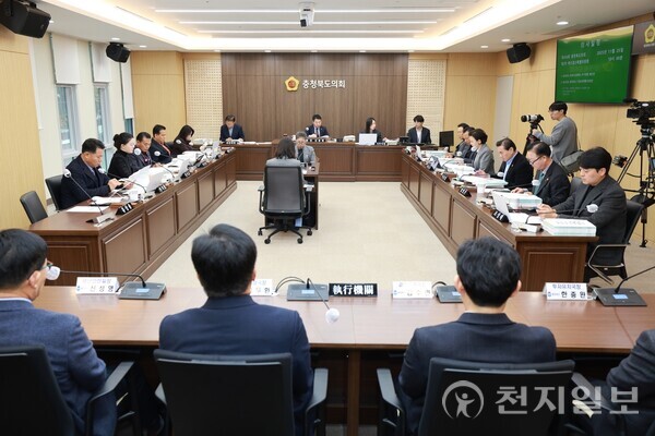 충북도의회 예산결산특별위원회(위원장 김종필)가 2025년도 충북도 제3회 추가경정예산안 심사에서 청주 오송 궁평2지하차도 참사 추모조형물 설치비 5000만원을 다시 한번 전액 삭감했다고 25일 밝혔다. 사진은 충북도의회 예결위 현장 모습. (제공: 충북도의회) ⓒ천지일보 2025.11.25.