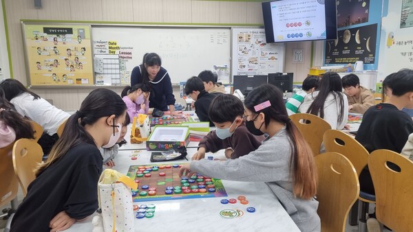경기도교육청미래과학교육원(원장 박정행)이 도내 초·중학교 32개교, 1570여명을 대상으로 ‘학교 방문형 융합체험교실’을 운영한다. (제공: 경기도교육청) ⓒ천지일보 2025.11.25.