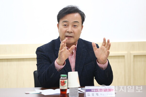 일본 방문단이 지난 24일 의왕시청에서 김성제 의왕시장과 정담회를 하고 있다. (제공: 의왕시) ⓒ천지일보 2025.11.25.