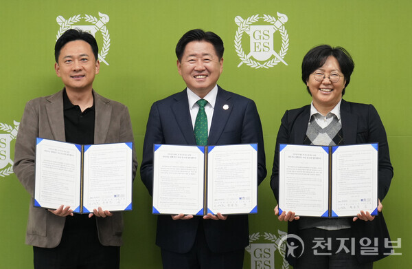 25일 오후 서울대학교 환경대학원에서 기후위기 대응 및 탄소중립을 위한 업무협약식을 진행한 가운데 오영훈 제주도지사(가운데)와 윤순진 서울대 환경대학원장(오른쪽), 정수종 서울대 지속가능발전연구소장(왼쪽)이 기념 촬영하고 있다. (제공: 제주특별자치도) ⓒ천지일보 2025.11.25.