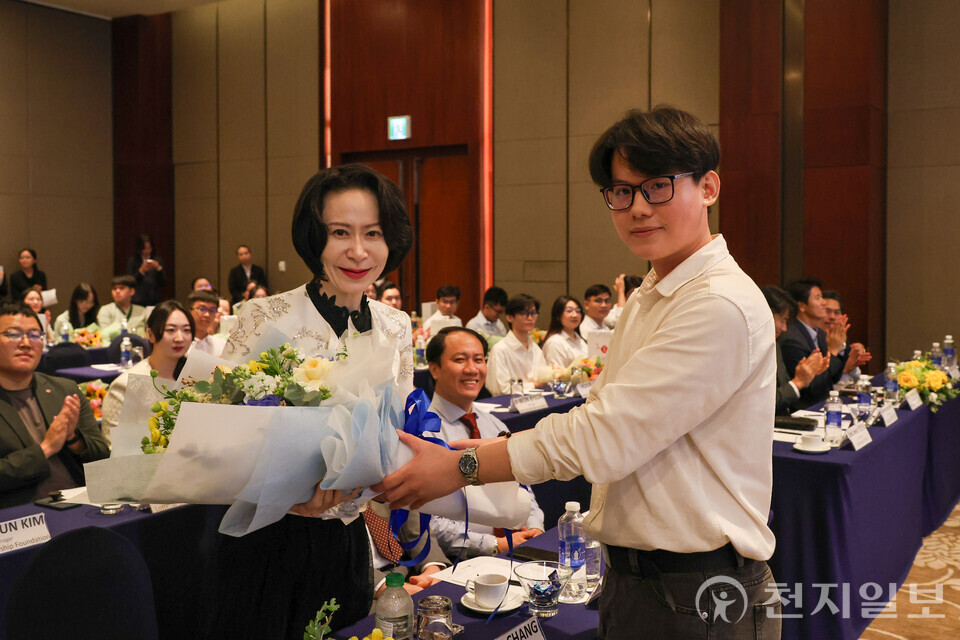 장혜선 롯데장학재단 이사장이 19일 롯데호텔 호치민에서 ‘2025년 신격호 롯데 글로벌 장학금 수여식’을 열고 현지 대학생 100명에게 총 6600만원 규모의 장학금을 전달하고 있다. (제공: 롯데장학재단) ⓒ천지일보 2025.11.25.