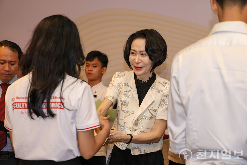 롯데장학재단이 베트남 호치민과 하노이에서 ‘2025년 신격호 롯데 글로벌 장학금’ 수여식을 열고 현지 대학생 100명에게 총 6600만원 규모의 장학금을 전달했다고 25일 밝혔다. 사진은 장 이사장이 베트남 장학생에게 장학증서를 건네고 있는 모습.  (제공: 롯데장학재단)