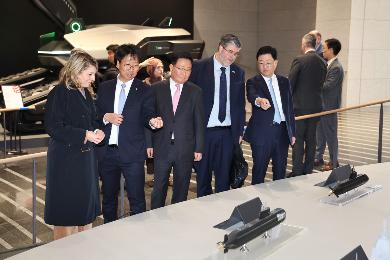 멜라니 졸리(Melanie Joly) 캐나다 산업부 장관과 필립 라포튠(Philippe Lafortune) 주한 캐나다 대사 일행이 HD현대 조석 부회장, HD현대중공업 주원호 사장과 함께 HD현대 글로벌R&D센터에서 미래형 선박·잠수함·호위함 등 함정 모형을 둘러보고 있다. (제공: HD현대)ⓒ천지일보 2025.11.25.