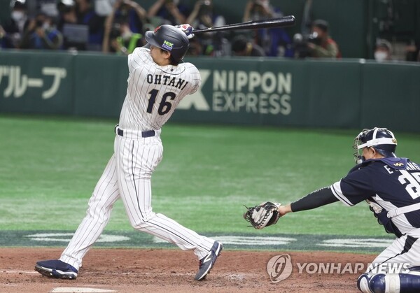 2023년 3월 10일 일본 도쿄돔에서 열린 2023 월드베이스볼클래식(WBC) B조 본선 1라운드 한국과 일본의 경기. 5회말 무사 상황에서 일본 오타니가 2루타를 치고 있다. (출처:연합뉴스)