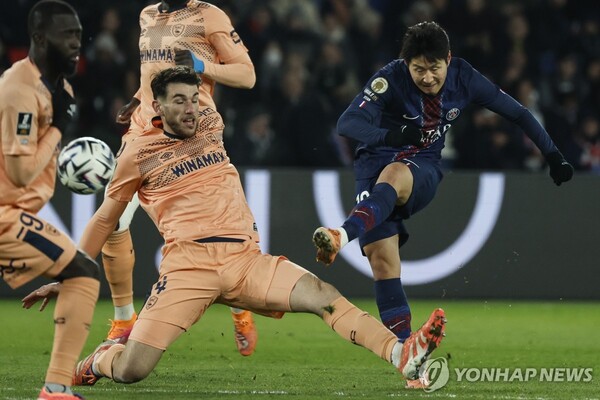 이강인(오른쪽)이 슛을 날리고 있다. (출처:EPA=연합뉴스)