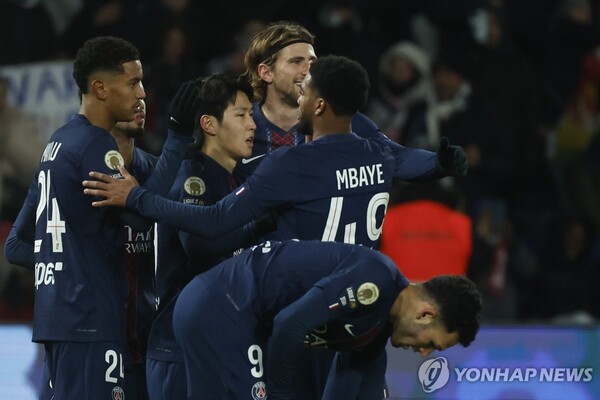 이강인이 르아브르전에서 골을 넣고 동료들로부터 축하를 받고 있다. (출처:EPA=연합뉴스)