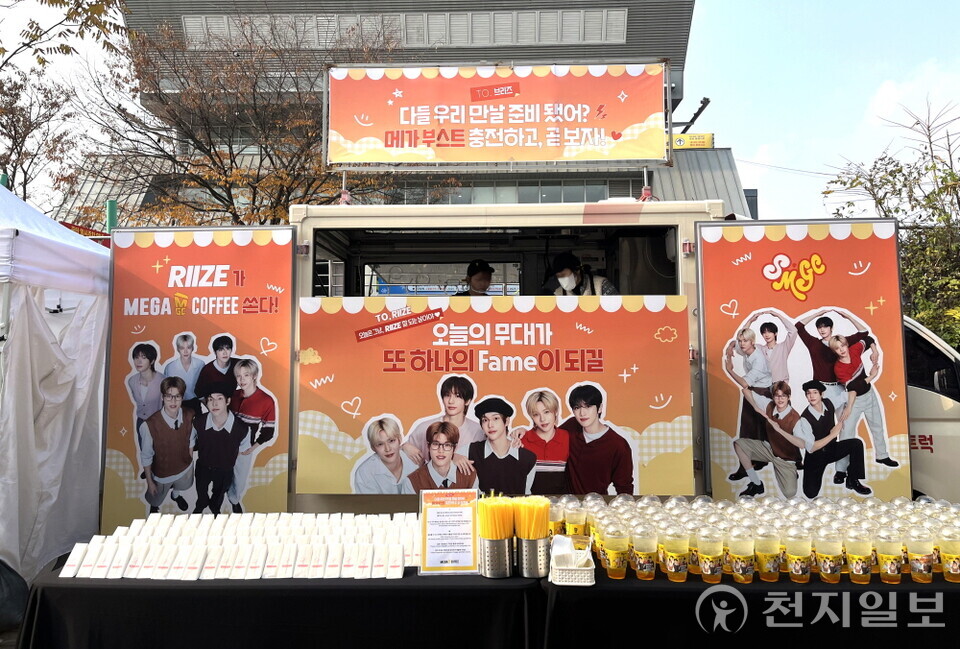 메가MGC커피, 라이즈 쇼케이스에 커피차 깜짝 지원. (제공: 메가MGC커피) ⓒ천지일보 2025.11.25.