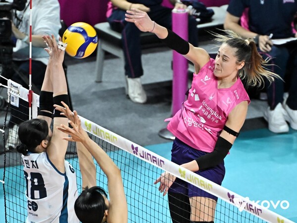 흥국생명의 레베카(오른쪽)가 공격을 하고 있다. (출처:한국배구연맹)