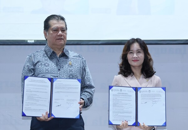 유민숙 IWPG 글로벌 10국 국제협력부장과 기예르모 나르바에스 오소리오 UJAT 총장이 평화교육 협력을 위한 양해각서(MOU)를 체결하고 있다. (제공: ㈔세계여성평화그룹 IWPG)