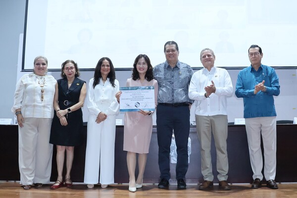 ㈔세계여성평화그룹(IWPG) 전나영 대표가 지난 21일 오전 9시(현지시각) UJAT 에두아르도 알다이 에르난데스 강당에서 열린 ‘제4회 국제 젠더 연구 및 폭력 예방 학제 간 대회’ 개막식에서 멕시코 타바스코 후아레스 자치대학교(UJAT)로부터 평화문화증진상을 받았다. 사진은 현지를 찾은 IWPG 글로벌 10국 유민숙(자스민) 국제협력부장이 전 대표의 상을 대리 수상하는 모습. (제공: ㈔세계여성평화그룹 IWPG)