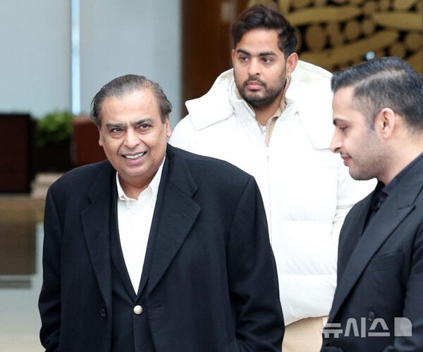 무케시 암바니 인도 릴라이언스 그룹 회장과 장남인 아카시 암바니 릴라이언스 지오 인포컴 이사회 의장이 25일  서울 강서구 김포공항 비즈니스항공센터를 통해 입국하고 있다. 이날 암바니 회장은 이재용 삼성전자 회장과 만나 삼성전자 주요 사업장을 둘러본 뒤 서울에서 만찬을 갖을 것으로 전해졌다. 2025.11.25. (출처: 뉴시스)