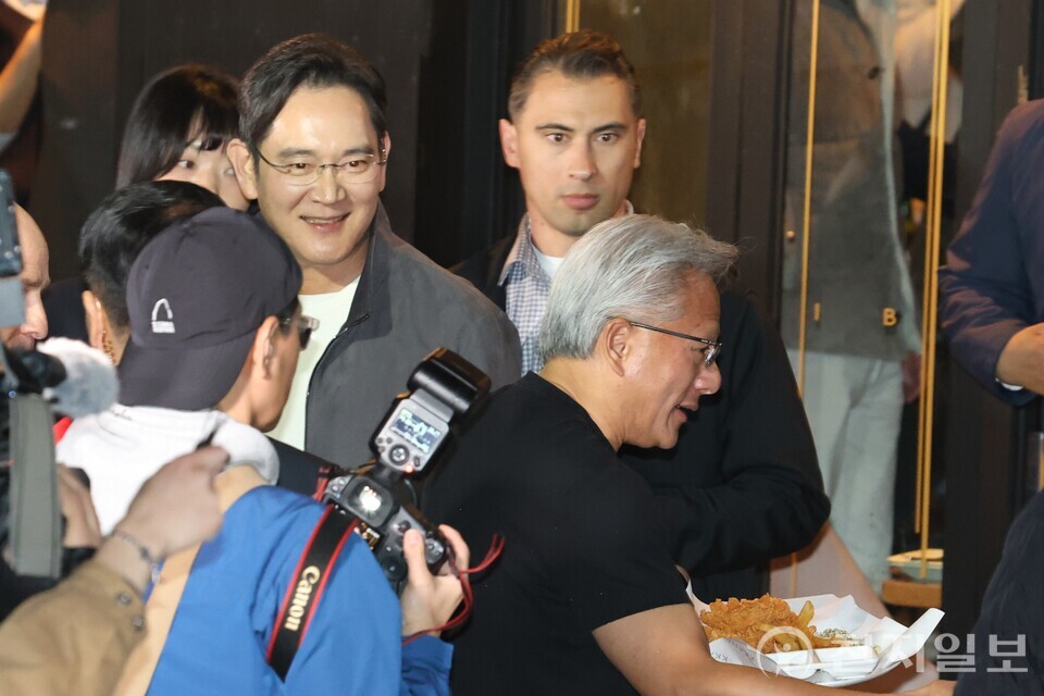 [천지일보=김정필 기자] 이재용 삼성전자 회장이 지난달 30일 젠슨 황 엔비디아 최고경영자(CEO), 정의선 현대차그룹 회장과의 치킨 회동 중 치킨을 나눠주는 황 CEO를 바라보며 웃고 있다. ⓒ천지일보 2025.10.30.