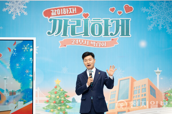 신천지예수교 증거장막성전 안드레지파 안드레교회가 지난 23일 성도와 지역 주민들이 함께 참여하는 박람회와 세미나를 열었다. 사진은 이정우 지파장이 강연하고 있는 모습. (제공: 신천지예수교 증거장막성전 안드레지파 안드레교회) ⓒ천지일보 2025.11.25.