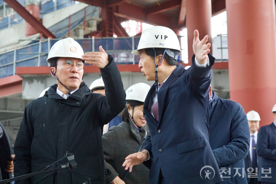 25일 더불어민주당 오기형 의원은 김민석 국무총리, 오언석 도봉구청장과 함께 서울아레나 공사 현장을 찾아 진행 상황을 확인하고 운영·교통·안전 대책을 논의했다. 사진은 김 총리와 오 의원이 향후 운영 전략과 안전 대책 마련에 대해 의견을 나누고 있는 모습.(제공: 더불어민주당 오기형 의원실)