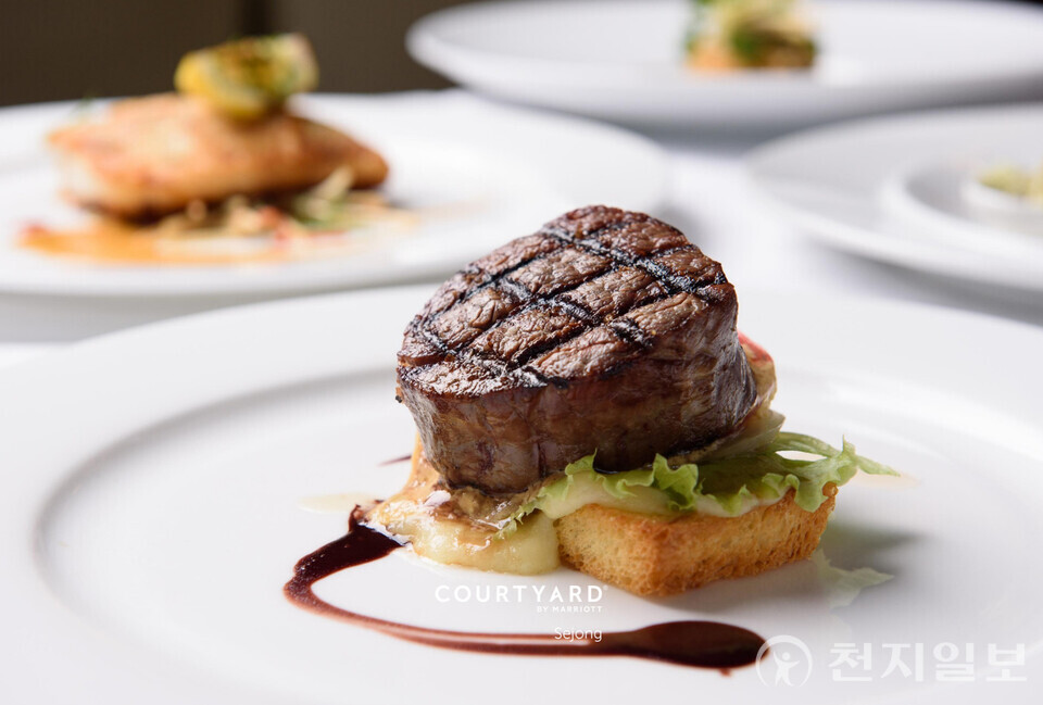 페스티브 런치 안심 스테이크. (제공: 코트야드 바이 메리어트 세종) ⓒ천지일보 2025.11.26.