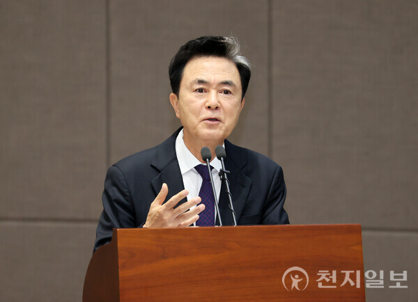 김태흠 충남지사가 25일 도의회 제362회 정례회 제2차 도정 및 교육행정 질문에서 천안아산 돔구장 관련 비전과 추진 계획을 밝히고 있다. (제공: 충남도청) ⓒ천지일보 2025.11.25.