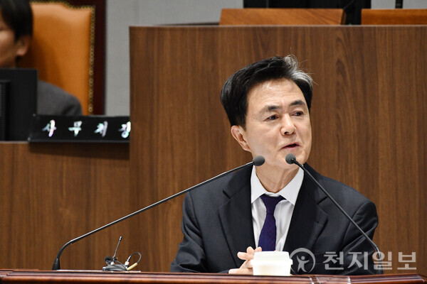 김태흠 충남지사가 25일 도의회 제362회 정례회 제2차 도정 및 교육행정 질문에서 천안아산 돔구장 관련 비전과 추진 계획을 밝히고 있다. (제공: 충남도청) ⓒ천지일보 2025.11.25.