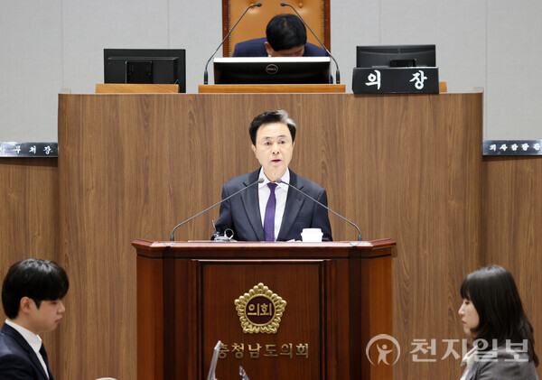 김태흠 충남지사가 25일 도의회 제362회 정례회 제2차 도정 및 교육행정 질문에서 천안아산 돔구장 관련 비전과 추진 계획을 밝히고 있다. (제공: 충남도청) ⓒ천지일보 2025.11.25.