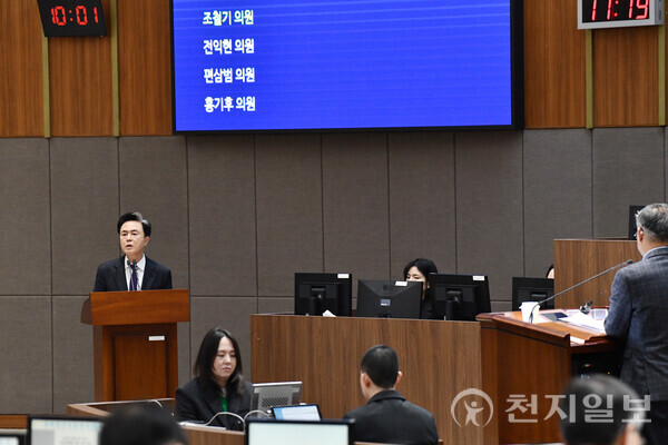 김태흠 충남지사가 25일 도의회 제362회 정례회 제2차 도정 및 교육행정 질문에서 천안아산 돔구장 관련 비전과 추진 계획을 밝히고 있다. (제공: 충남도청) ⓒ천지일보 2025.11.25.