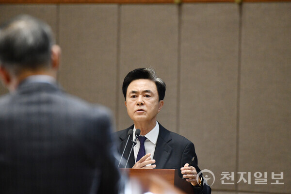 김태흠 충남지사가 25일 도의회 제362회 정례회 제2차 도정 및 교육행정 질문에서 천안아산 돔구장 관련 비전과 추진 계획을 밝히고 있다. (제공: 충남도청) ⓒ천지일보 2025.11.25.