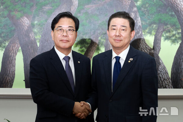 김병기 더불어민주당 원내대표와 송언석 국민의힘 원내대표가 25일 서울 여의도 국회에서 회동을 하며 악수하고 있다. (출처: 뉴시스)