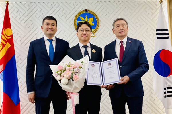 (왼쪽부터) 수헤 수흐볼드 주한몽골대사, 송병구 교수, 냠다와깅 후랄바타르 대통령 수석고문 (제공: 단국대학교) ⓒ천지일보 2025.11.25.