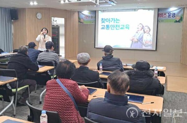 의성군 관계자가 지난 20일 보건소 대회의실에서 고령운전자를 대상으로 ‘찾아가는 교통안전교육’과 운전면허 갱신 원스톱 서비스를 교육을 하고 있다. (제공: 의성군청) ⓒ천지일보 2025.11.25.