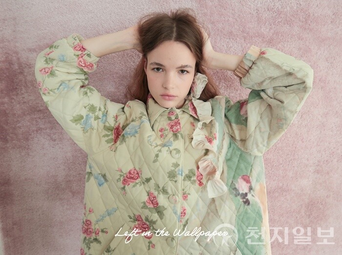 ‘벽지 속 작은 이야기’라는 콘셉트로 따뜻하고 러블리한 무드를 강조했다. (제공: 시눈) ⓒ천지일보 2025.11.26.