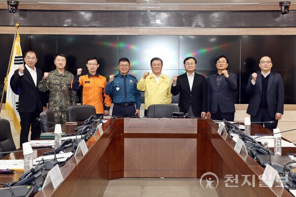 지난 24일 시청 재난안전상황실에서 이학수 정읍시장과 각 기관 대표, 위원들이 참석해 지역 안보와 재난 대응 능력 강화를 위한 협력 방안을 논의하는 ‘2025년 4분기 정읍시 통합방위협의회’를 개최하고 기념 촬영하고 있다. (제공: 정읍시청) ⓒ천지일보 2025.11.25.