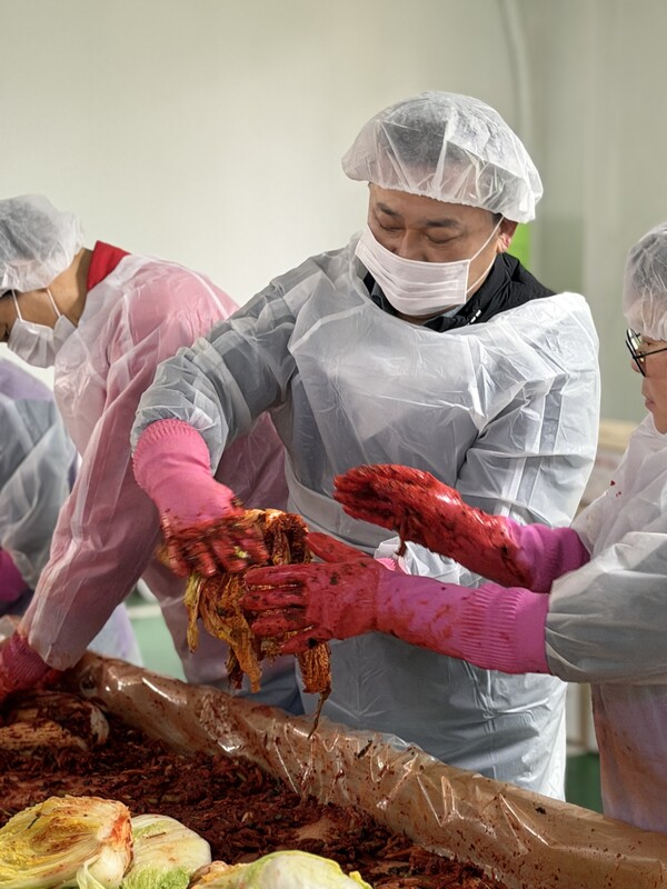 김석훈 국민의힘 경기도당 수석대변인이 25일 사이동 행정복지센터에서 열린 사이동 사랑의 김장나눔 행사에 참석해 주민들과 함께 김장 담그기 봉사에 참여했다. (제공) ⓒ천지일보 2025.11.25.