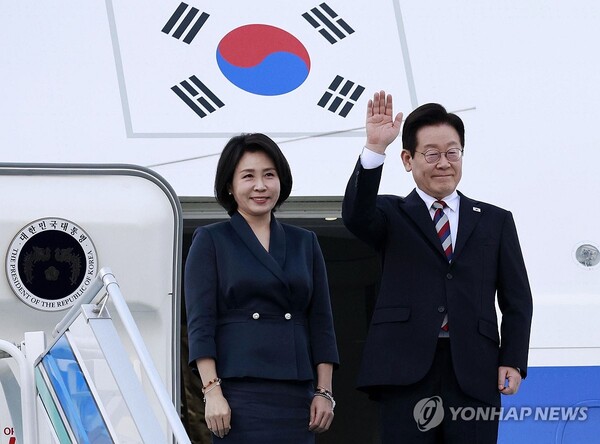 (앙카라=연합뉴스) 튀르키예 국빈 방문 일정을 마친 이재명 대통령과 김혜경 여사가 25일(현지시간) 앙카라 에센보아 국제공항에서 공군 1호기에 올라 환송객들에게 인사하고 있다. 2025.11.25