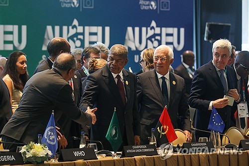 앙골라 루안다에서 열린 정상회의장의 EU와 AU 회원국 정상들. (출처: 연합뉴스)