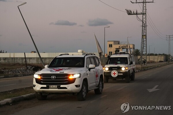 (데이르알발라 AP=연합뉴스) 25일(현지시간) 국제적십자사 차량이 인질 추정 시신을 이스라엘로 운구 중이다. 2025.11.26.