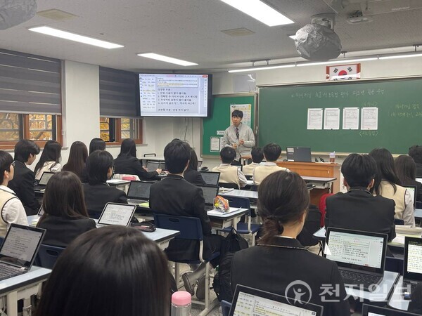 25일 경기 화성시 봉담고등학교 1학년 8반에서 교사가 하이러닝 AI 서·논술형 평가 시스템을 활용한 한국사 수업을 진행하고 있다. ⓒ천지일보 2025.11.26.