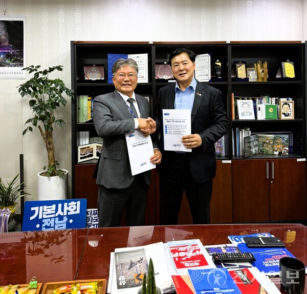 장세일 영광군수가 6일 국회를 찾아 예산결산특별위원회와 주요 상임위원회 위원들을 잇달아 만나며 총 4489억원 규모의 지역 현안 사업과 역점 사업에 대한 국비 지원을 요청했다. 사진은 장세일 군수가 국회를 방문해 조계원 예산결산특별위원회 위원(오른쪽) 과 면담 후 기념 촬영 모습. (제공: 영광군청) ⓒ천지일보 DB