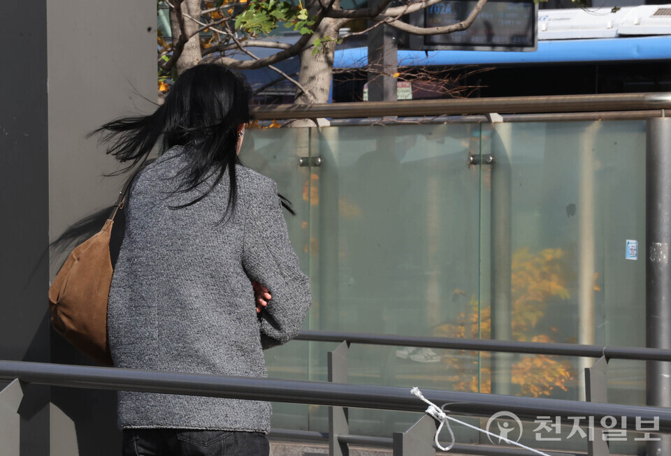 [천지일보=남승우 기자] 북쪽에서 찬 공기가 유입되면서 추위가 찾아온 17일 서울역 버스환승센터에서 한 시민이 차가운 바람이 불자 몸을 웅크리고 있다. ⓒ천지일보 2025.11.17.