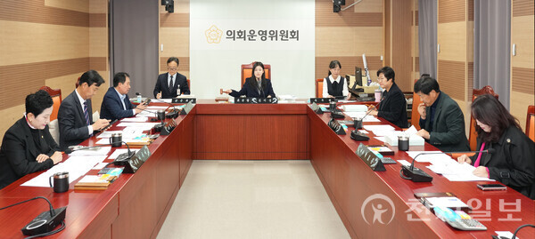 김미성 위원장이 25일 제263회 아산시의회 제2차 정례회 제1차 의회운영위원회를 주재하고 있다. (제공: 아산시의회) ⓒ천지일보 2025.11.26.