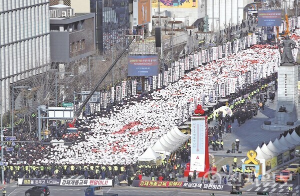 [Фото 3] Митинг на площади Кванхвамунв Сеуле с требованием принять закон, запрещающий принудительное обращение.
