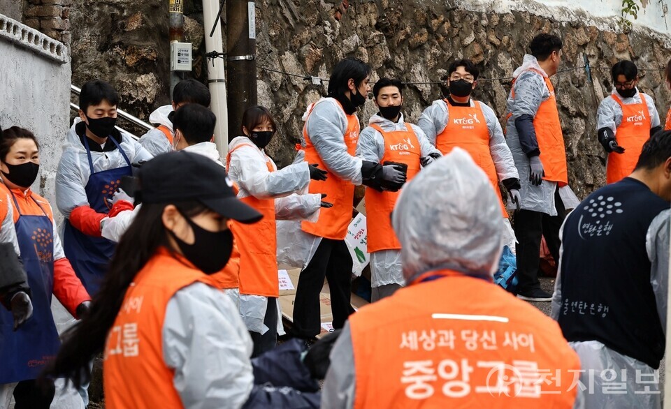 중앙그룹과 KT&G가 겨울철 난방비 부담이 커지는 취약계층을 위해 올해도 연탄 6만장과 공동 기금 1억 4000만원을 지원했다고 26일 밝혔다. 두 기업은 25일 서울 노원구 상계동에서 임직원 100여명이 참여한 연탄나눔 봉사를 진행하며 연탄사용가구 30곳에 연탄 6000장을 전달했다. 사진은 중앙그룹·KT&G 임직원들이 연탄을 나르며 ‘연탄릴레이’를 진행하는 모습. (제공: 중앙그룹)
