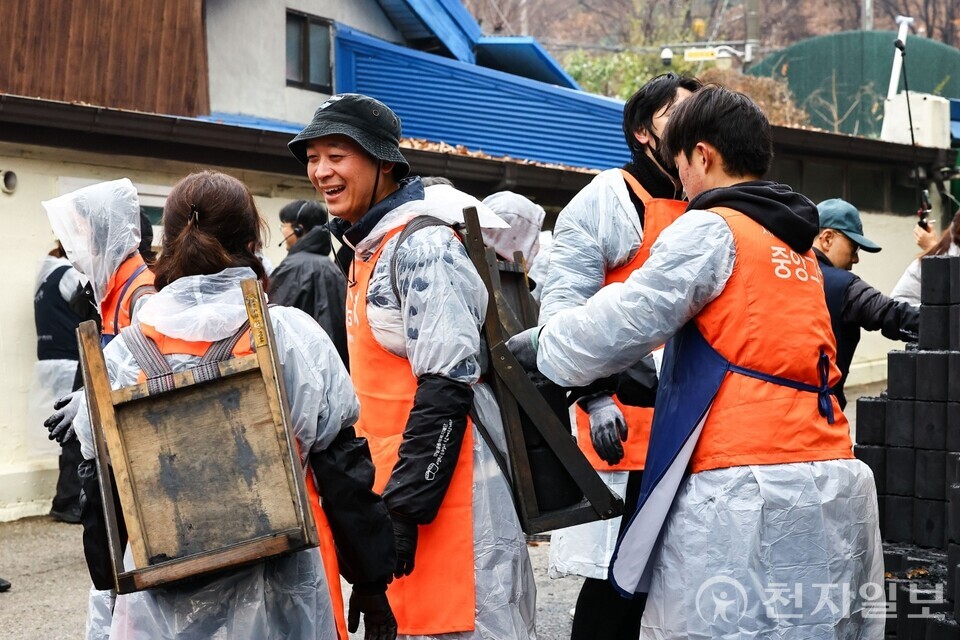 중앙그룹과 KT&G가 겨울철 난방비 부담이 커지는 취약계층을 위해 올해도 연탄 6만장과 공동 기금 1억 4000만원을 지원했다고 26일 밝혔다. 두 기업은 25일 서울 노원구 상계동에서 임직원 100여명이 참여한 연탄나눔 봉사를 진행하며 연탄사용가구 30곳에 연탄 6000장을 전달했다. 사진은 중앙그룹과 KT&G 임직원들이 25일 서울 노원구 상계동에서 연탄나눔 봉사활동을 진행하며 연탄을 운반하고 있는 모습. (제공: 중앙그룹)