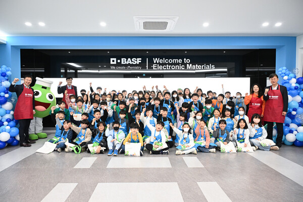 이민근 안산시장(맨 앞줄 오른쪽 첫번째)이 지난 25일 한국바스프㈜ 안산공장에서 진행된 ‘어린이 화학실험교실 키즈랩(Kid’s Lab)’ 프로그램 참석자들과 함께 기념촬영을 하고 있다. (제공: 안산시청) ⓒ천지일보 2025.11.26.